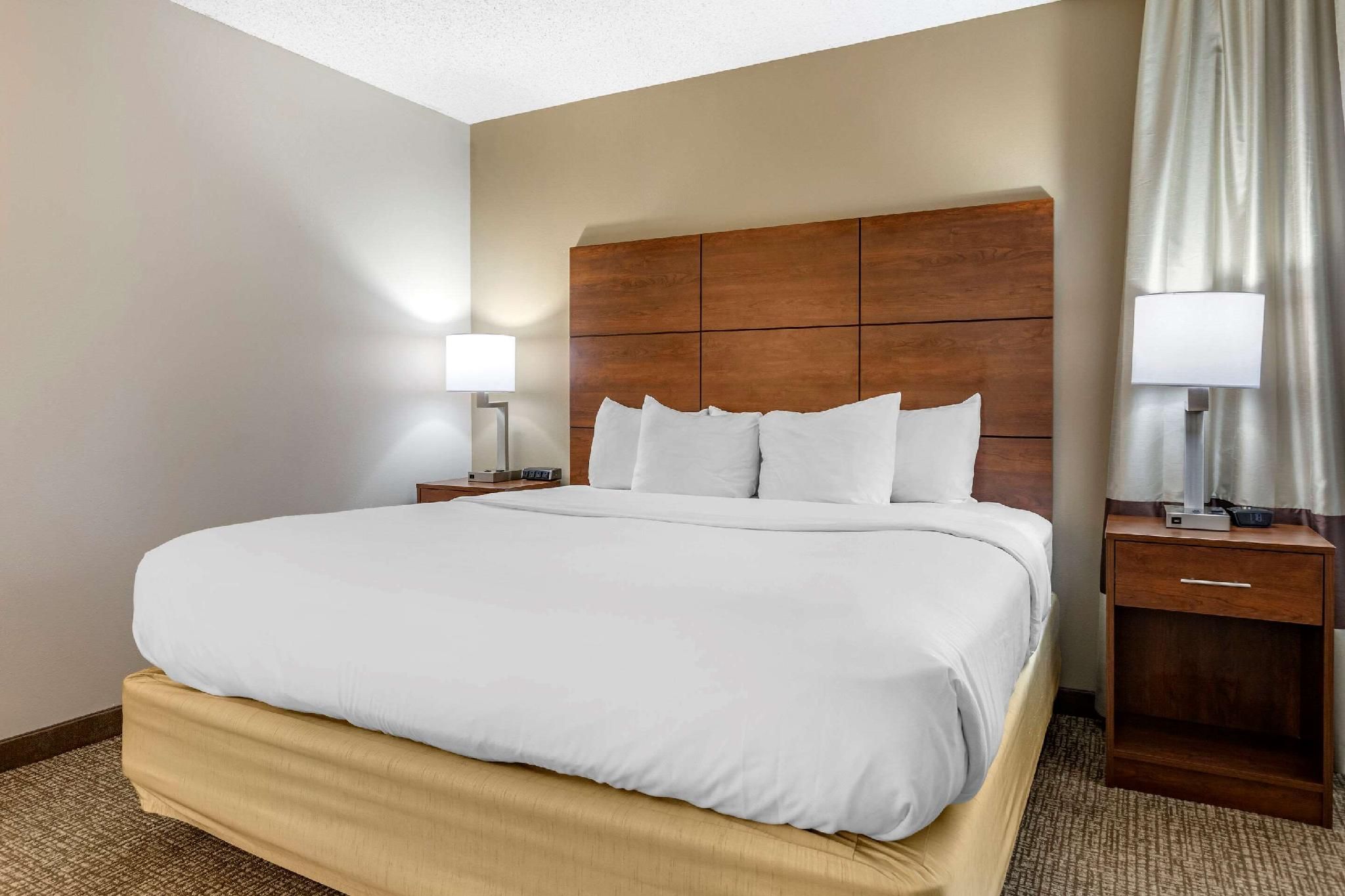 1 Queen Bed, Suite, Nonsmoking