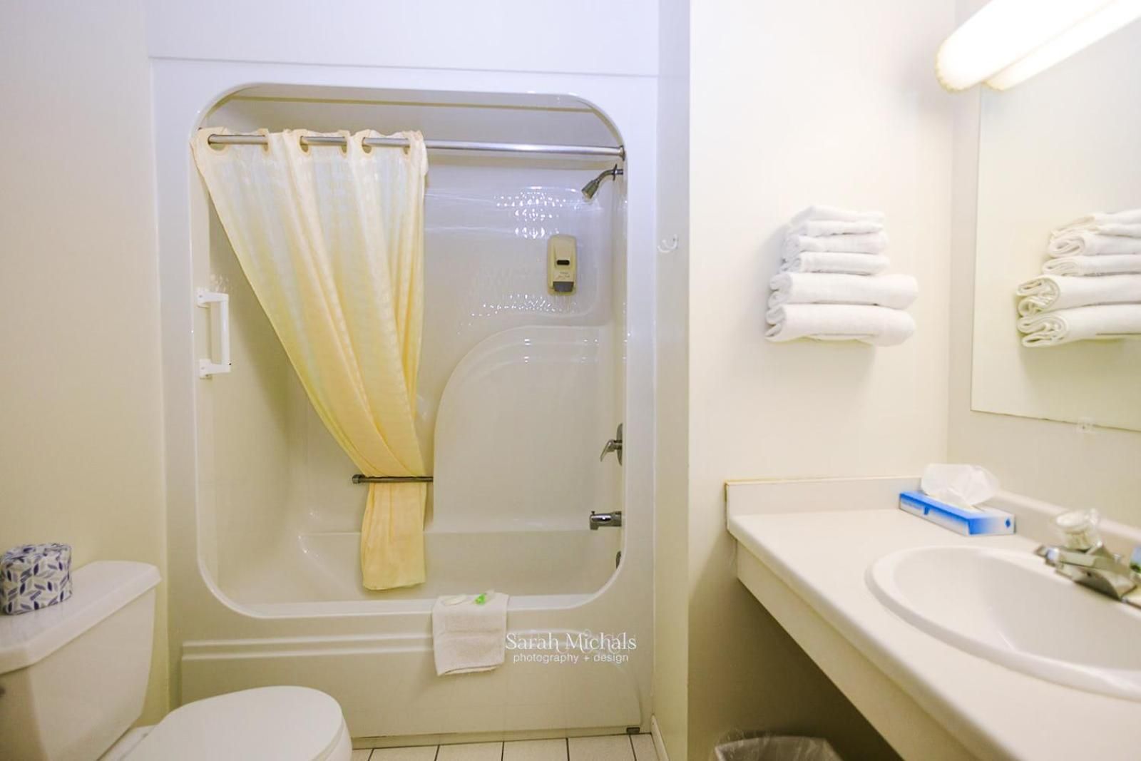 Mountain Host Motor Inn Double Twin Room 3