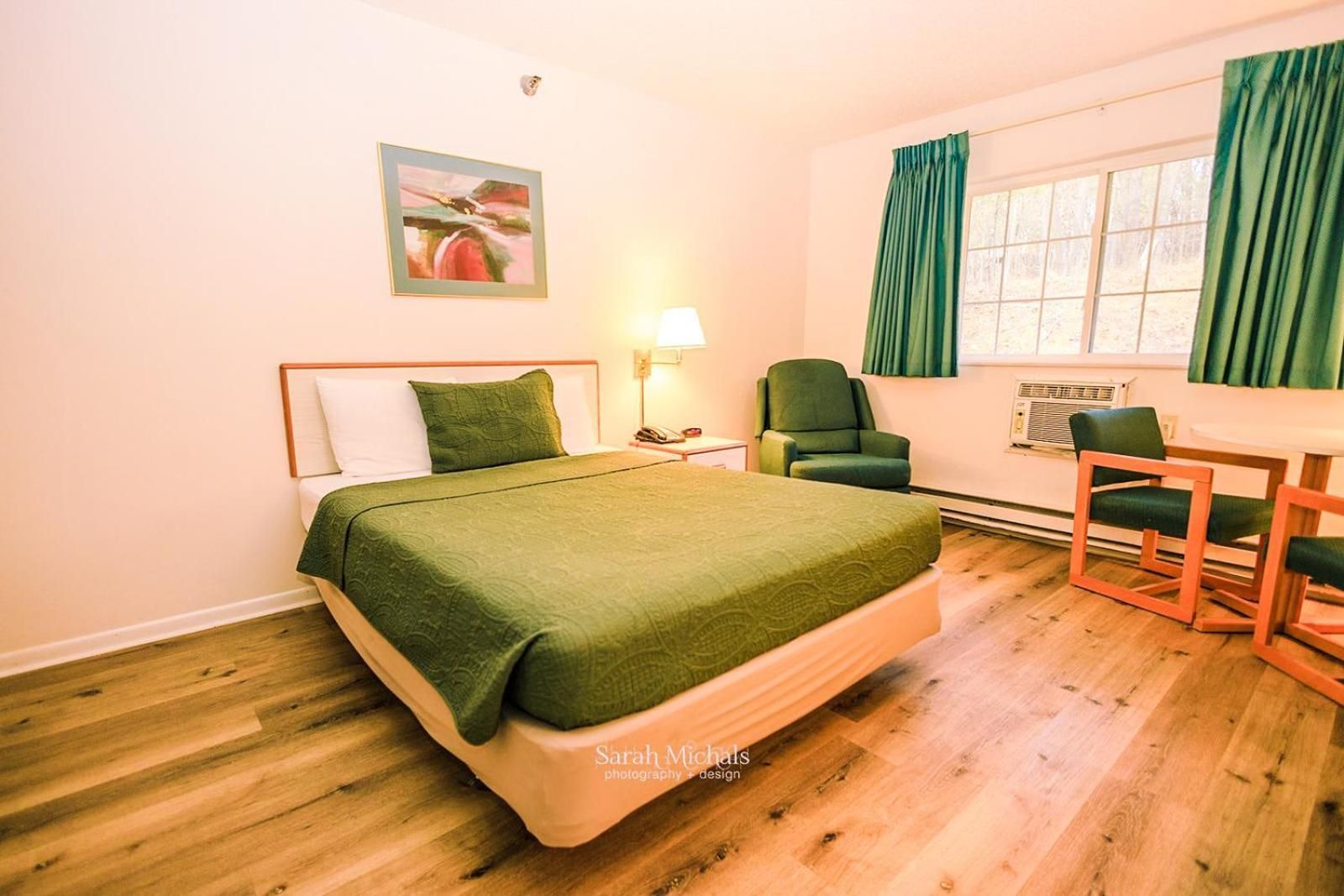 Mountain Host Motor Inn Double Twin Room