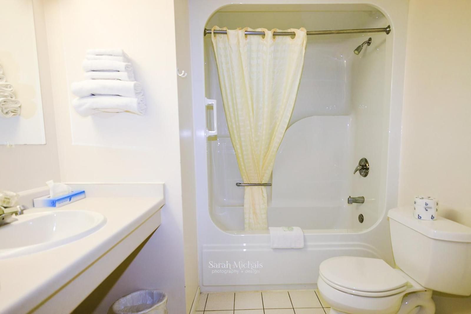 Mountain Host Motor Inn Deluxe Double or Twin Room 2