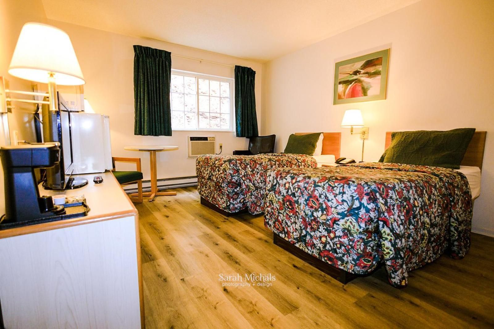 Mountain Host Motor Inn Deluxe Double or Twin Room 3