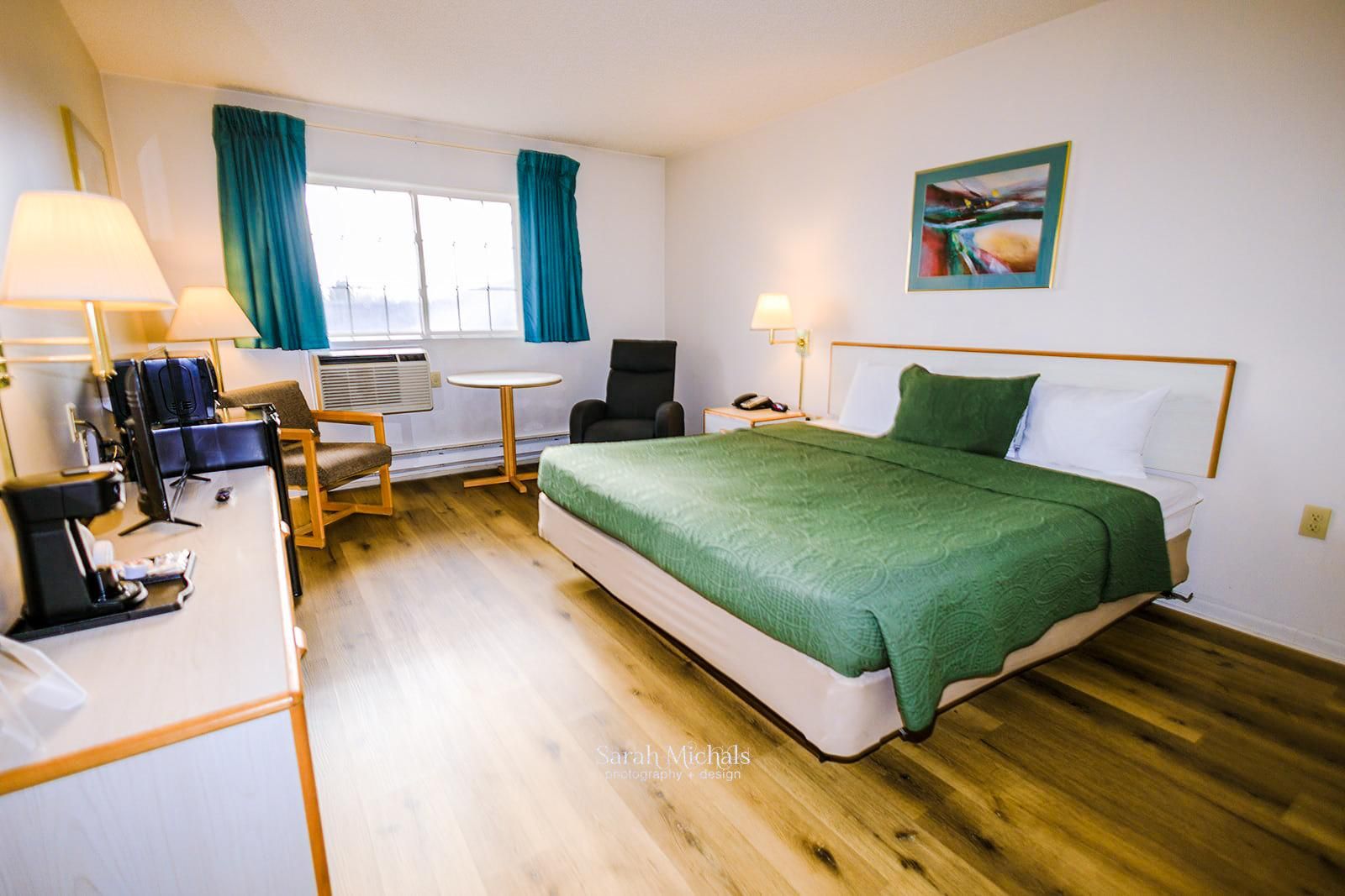 Mountain Host Motor Inn King Room with Microwave and Fridge