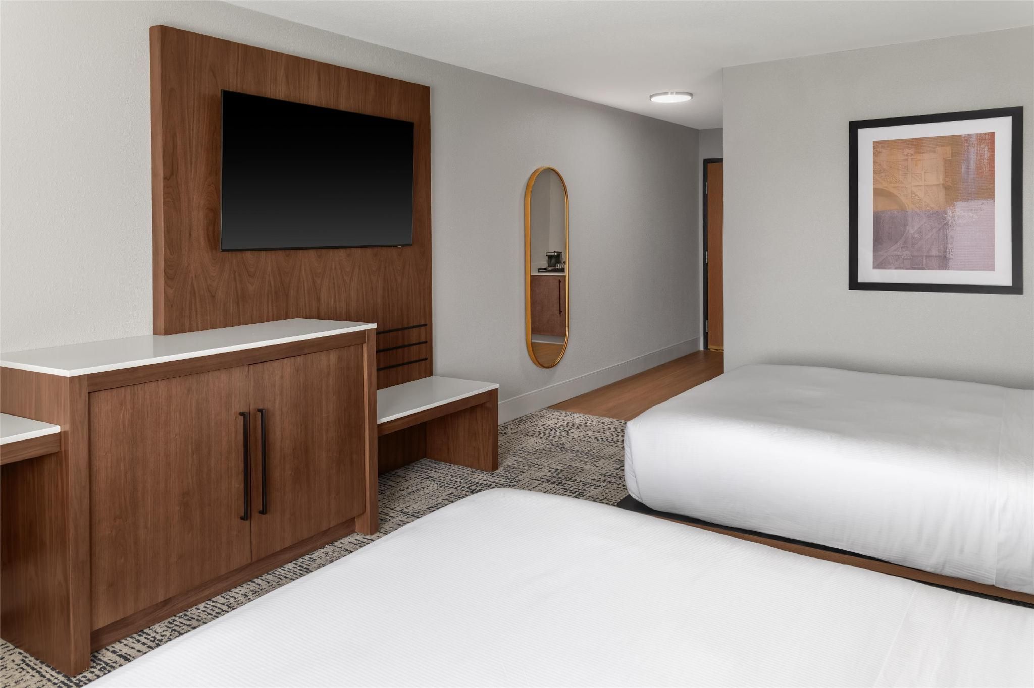 DoubleTree by Hilton Owatonna 2 Qn Mobility/hearing Access 3 X3shwr 2