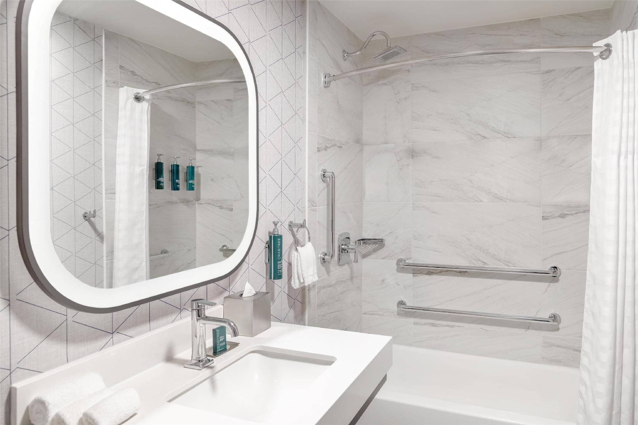 DoubleTree by Hilton Owatonna 2 Qn Mobility/hearing Access 3 X3shwr 3