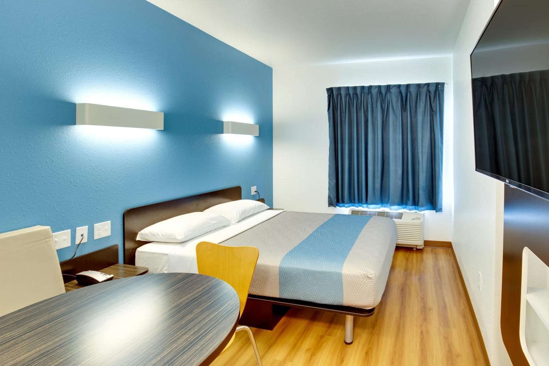 Motel 6 Poplar Bluff, MO Queen Room - Disability Access - Non-Smoking 2