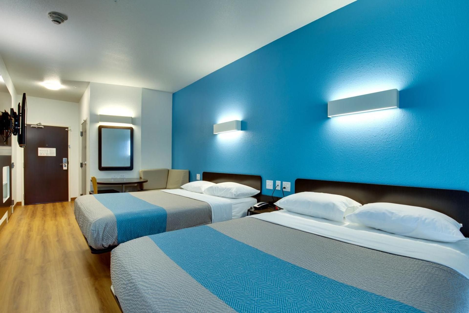 2 Queen Beds | Mobil Acc Tub Nsmk Minifridg