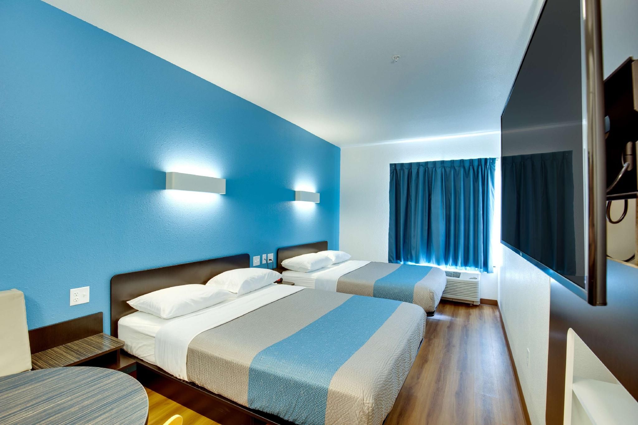 2 Queen Beds | Mobil Acc Tub Nsmk Minifridg