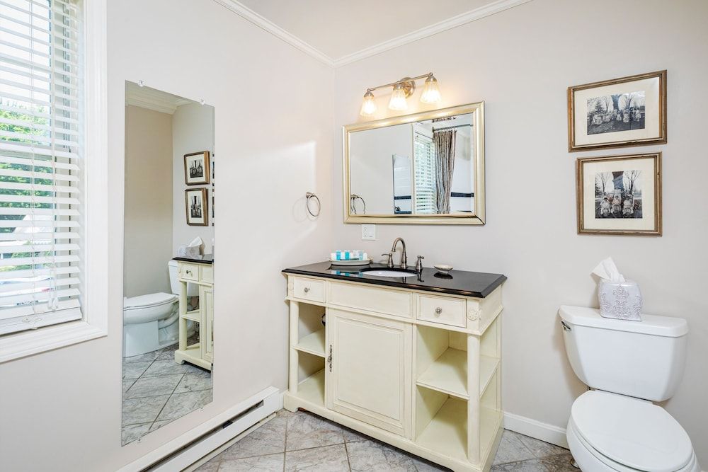 Iris Room, Jetted Tub