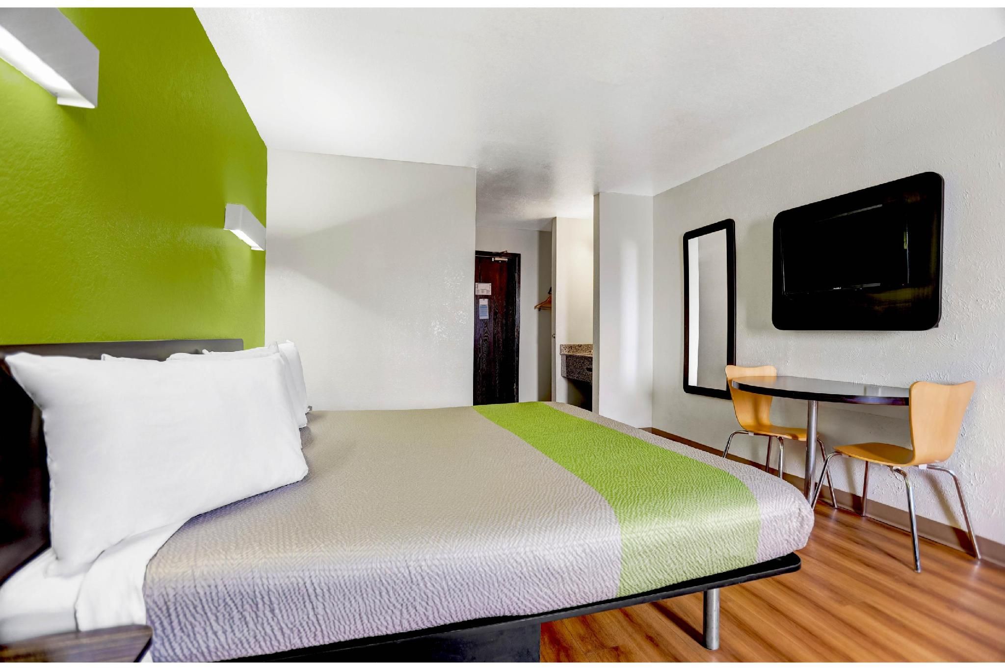 Motel 6 Moriarty, NM 1 King Bed - Non-Smoking