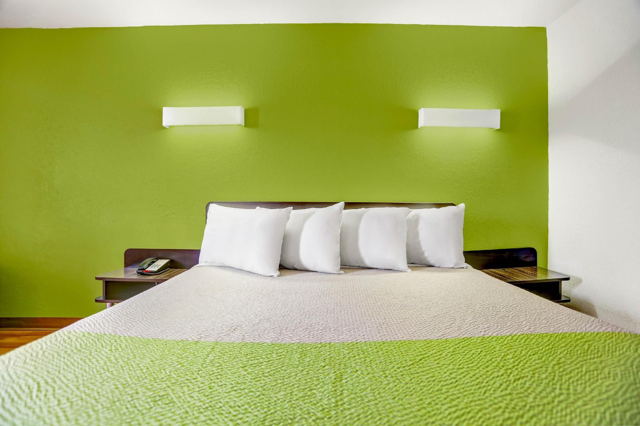 1 King Bed - Non-Smoking, Deluxe