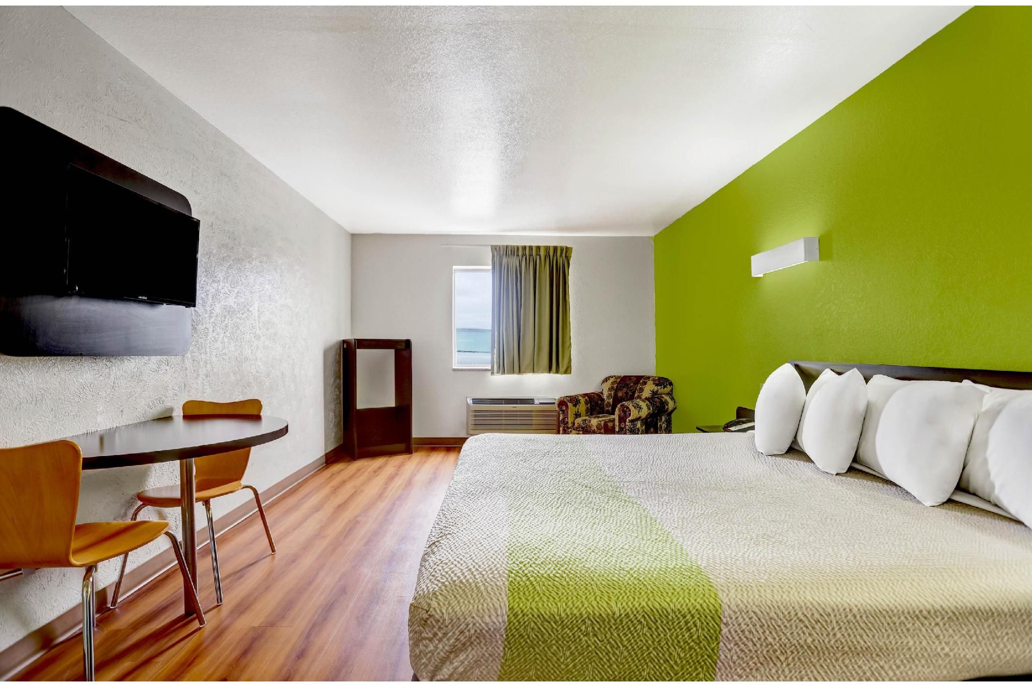 Motel 6 Moriarty, NM 1 King Bed Accessible Tub