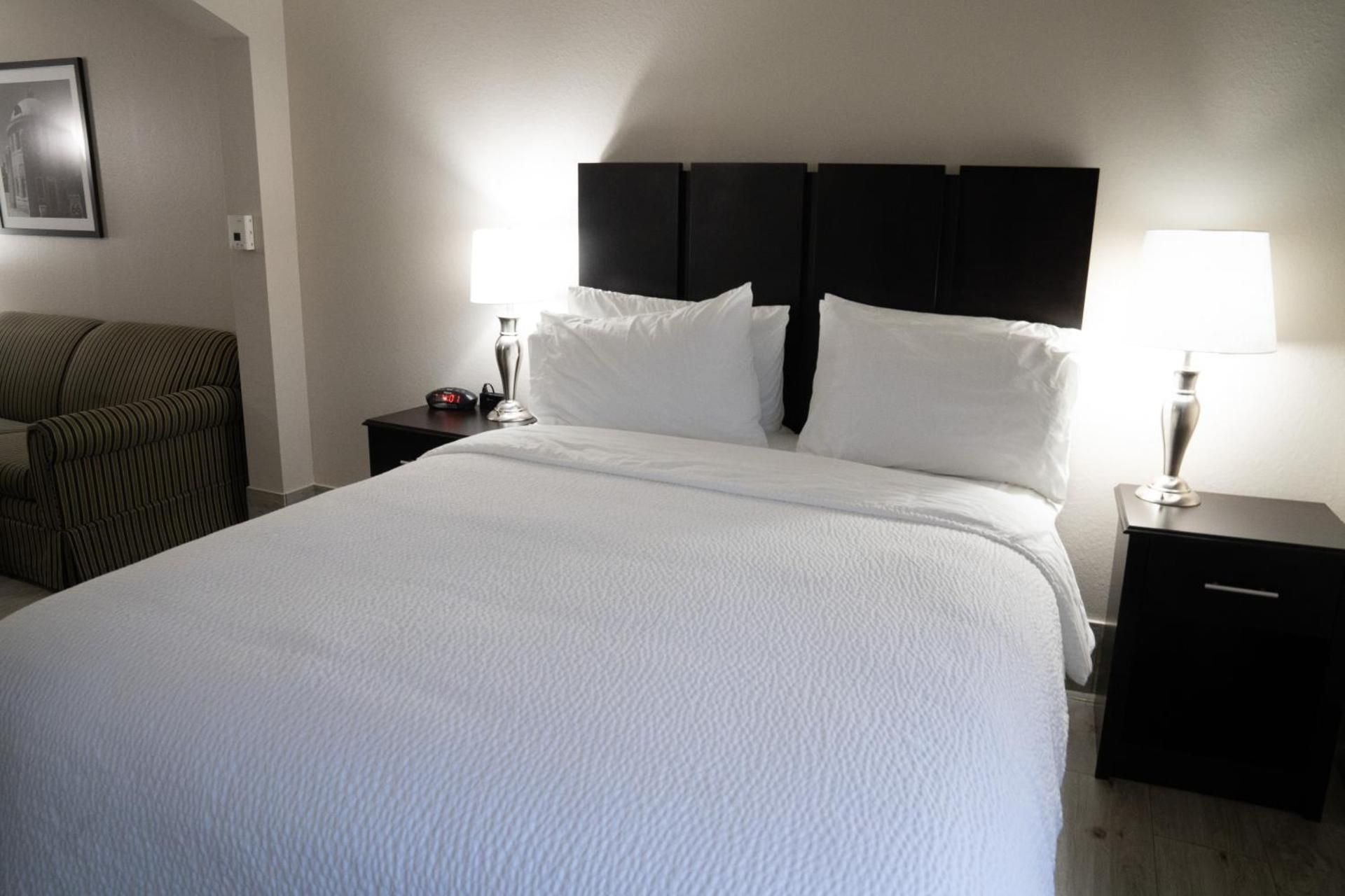 Queen Room with Accessible Transfer Shower - Non-Smoking