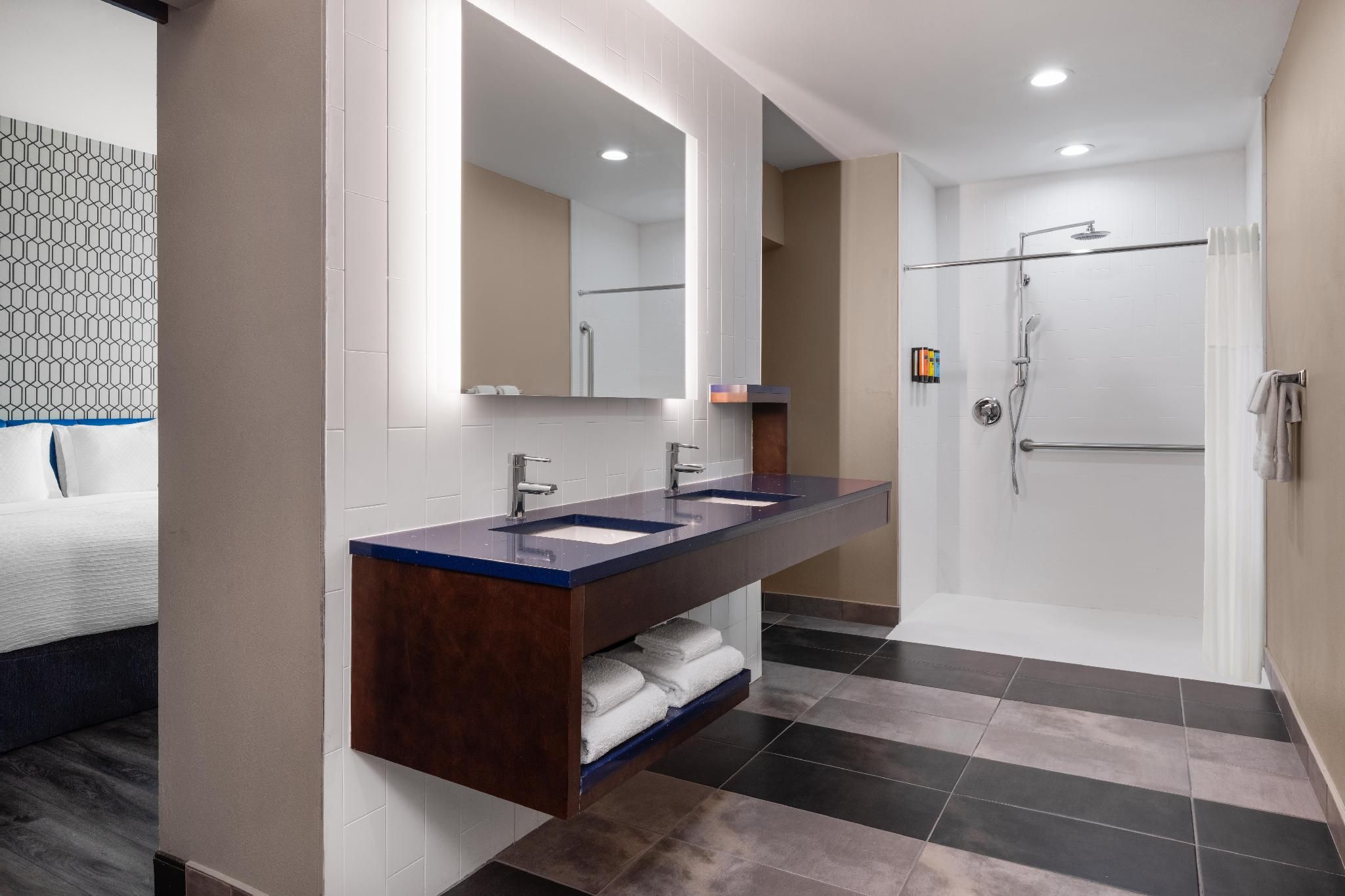 Accessibility - 1 King, Roll-in Shower, Signature Gel Top Mattress, Nonsmoking