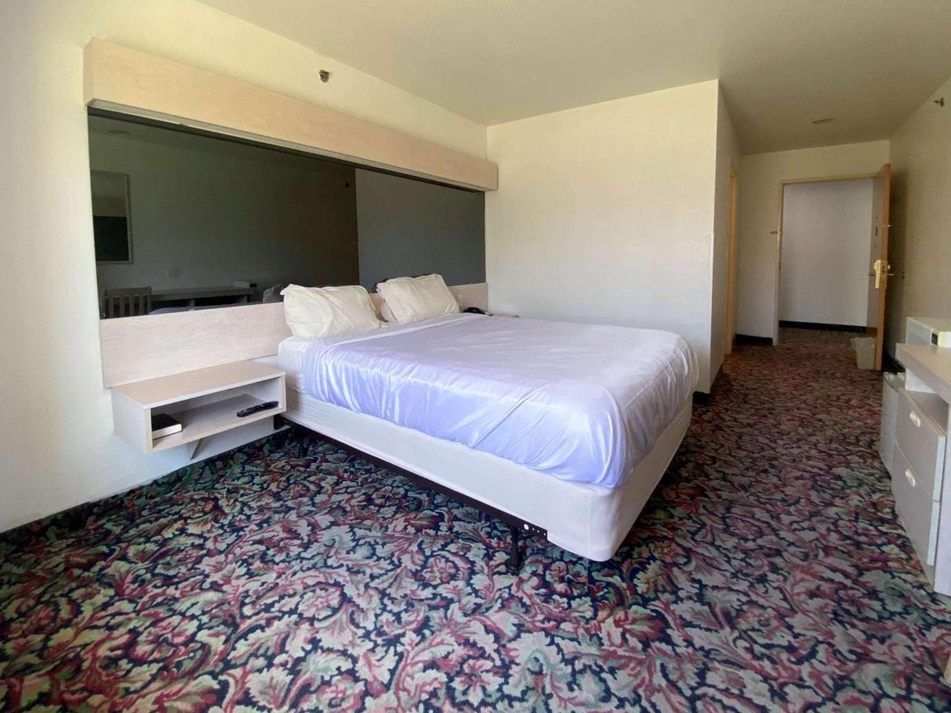 Queen Room - Disability Access - Non-Smoking