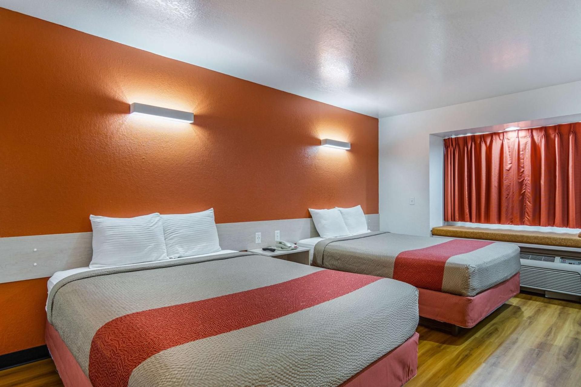 2 QUEEN BEDS | MOBILITY ACCESS RI SHWR NSMK