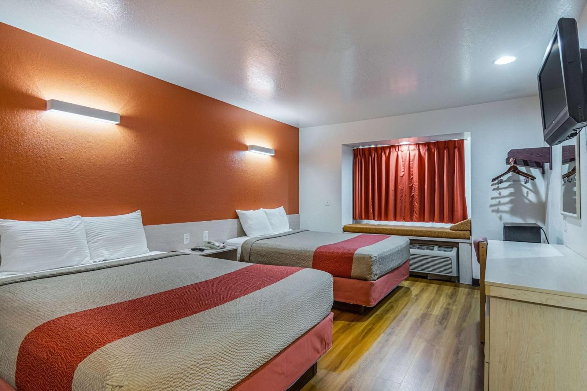2 QUEEN BEDS | MOBILITY ACCESS RI SHWR NSMK