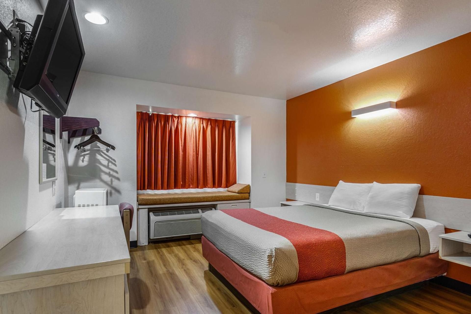 1 QUEEN BED | NON-SMOKING
