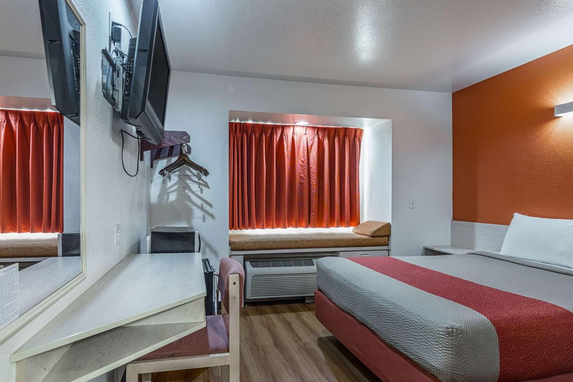 1 QUEEN BED | NON-SMOKING