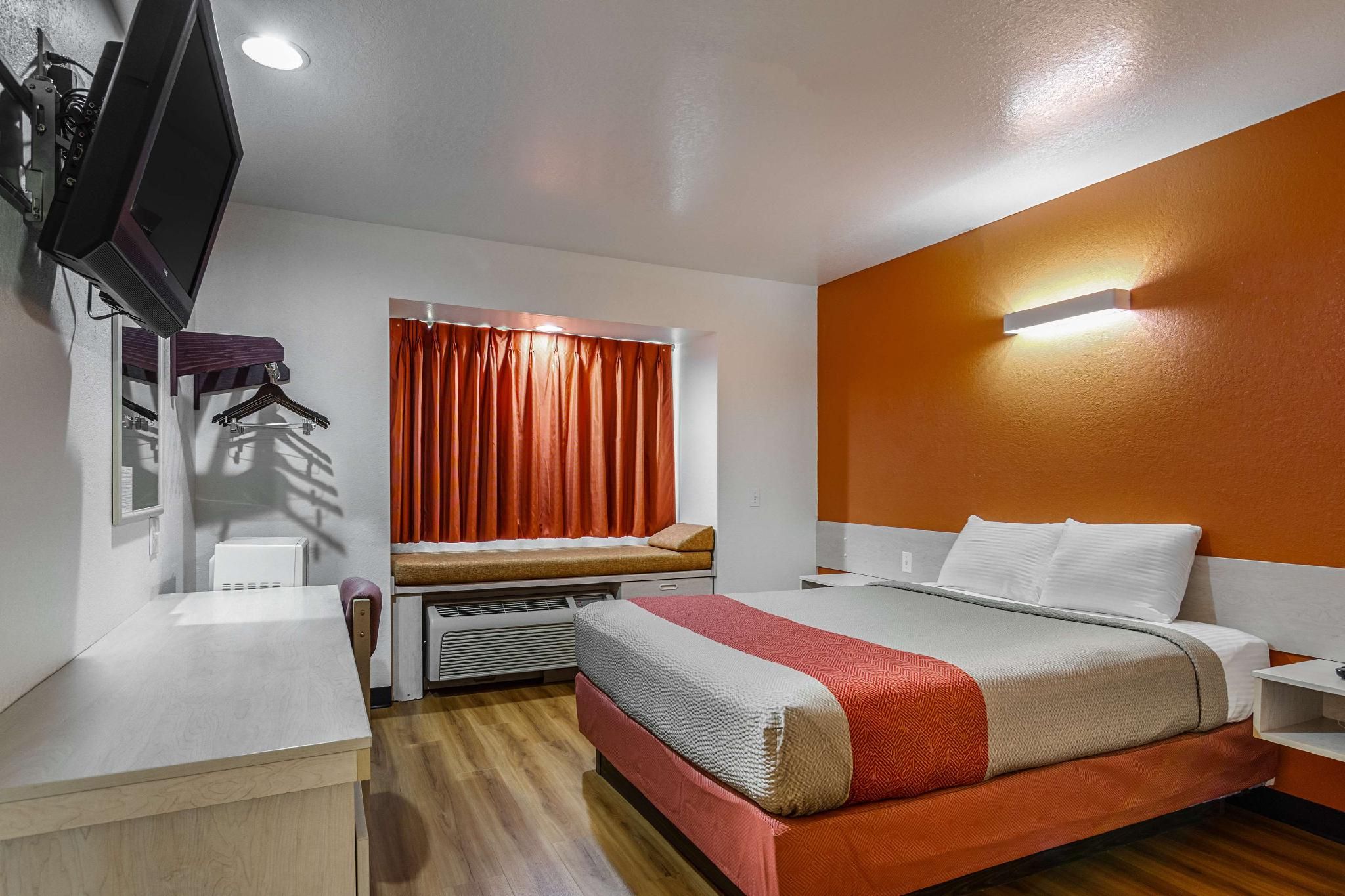 1 QUEEN BED | SMOKING
