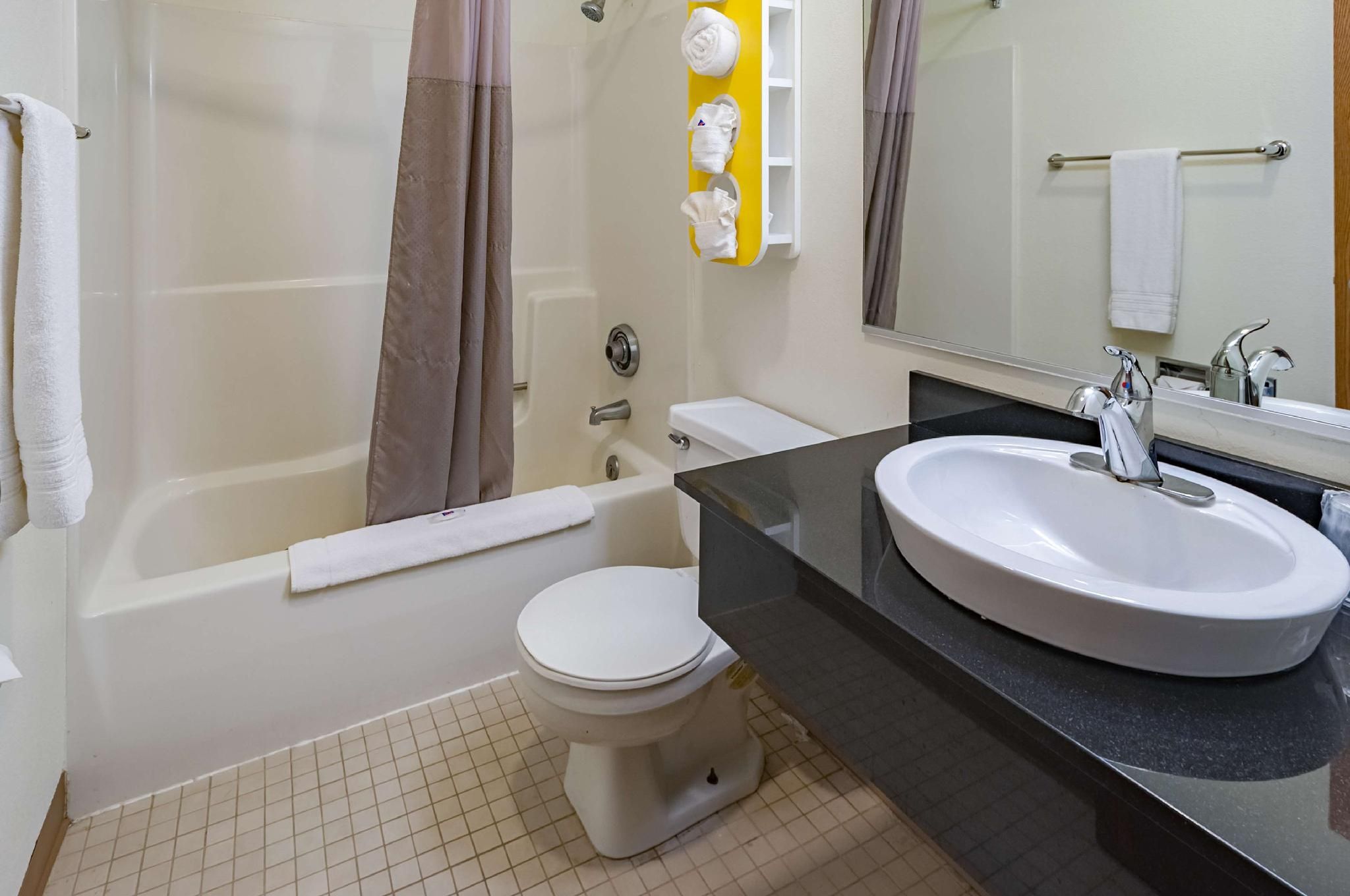 Motel 6 Drums, PA 1 King Bed | Non-Smoking 3