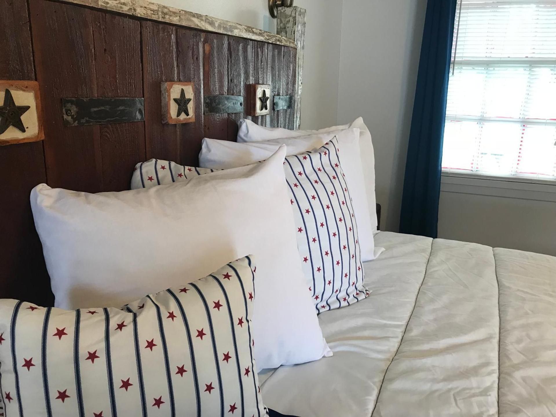 Deluxe Queen Room with Kitchenette