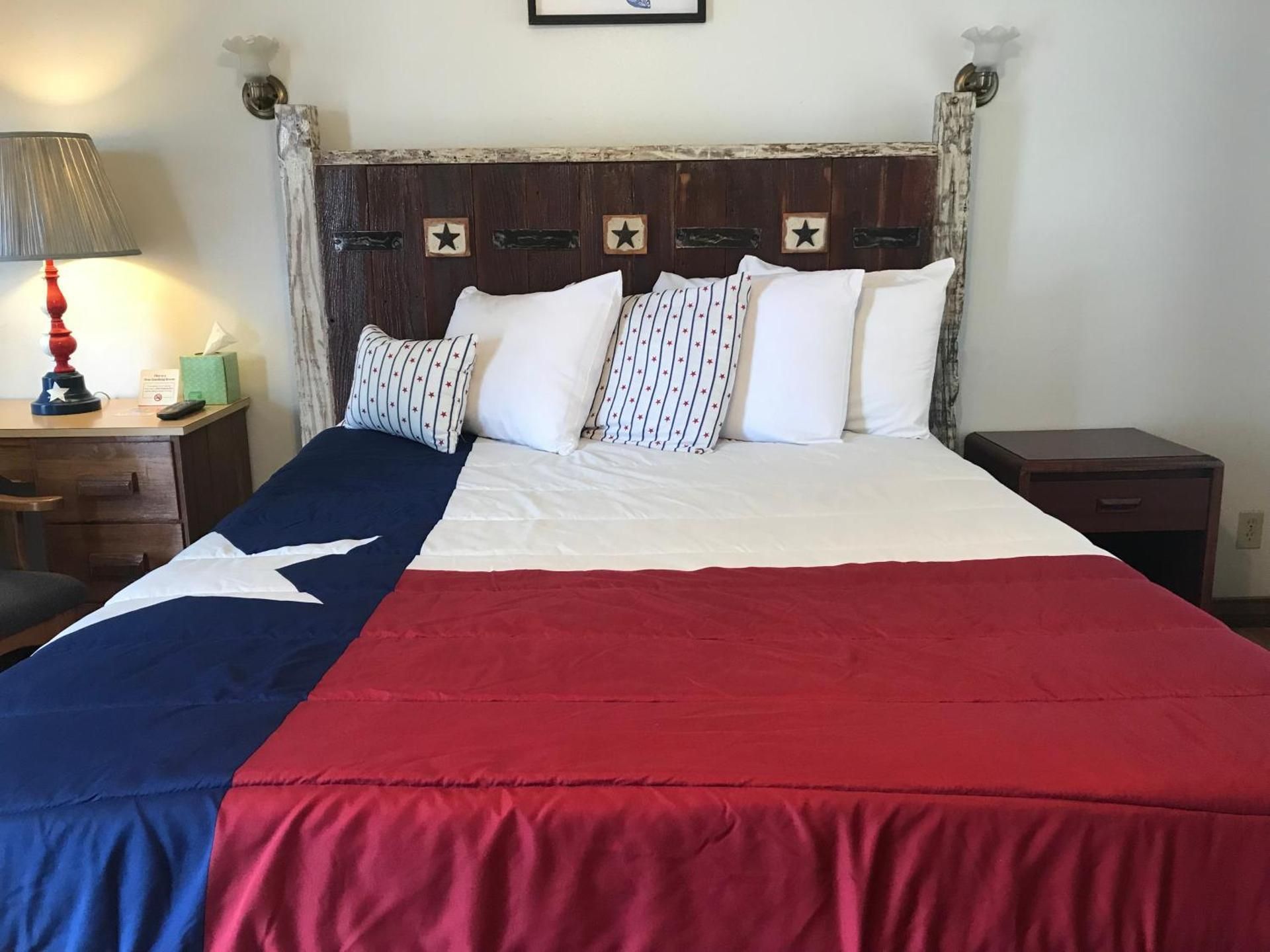 Deluxe Queen Room with Kitchenette
