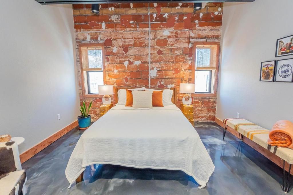 Deluxe Queen Suite
