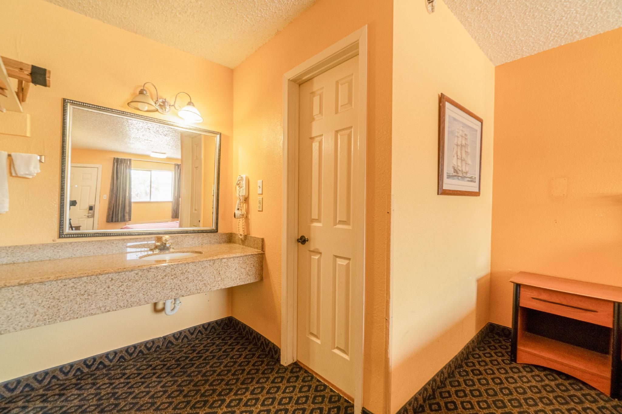 OYO Budget Inn Falfurrias Hwy 281 King Bed Non-Smoking 3