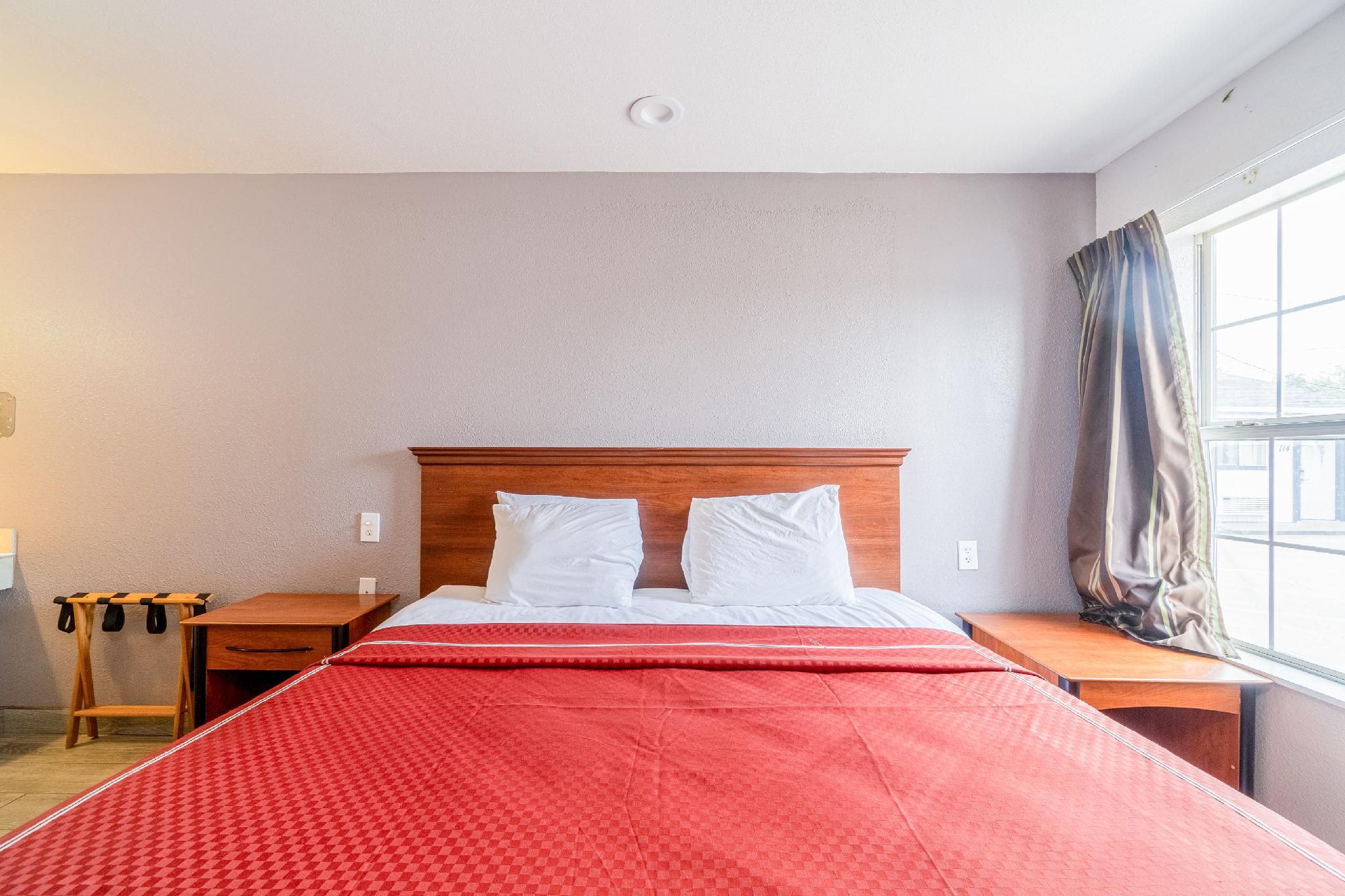 OYO Budget Inn Falfurrias Hwy 281 King Bed Smoking 2