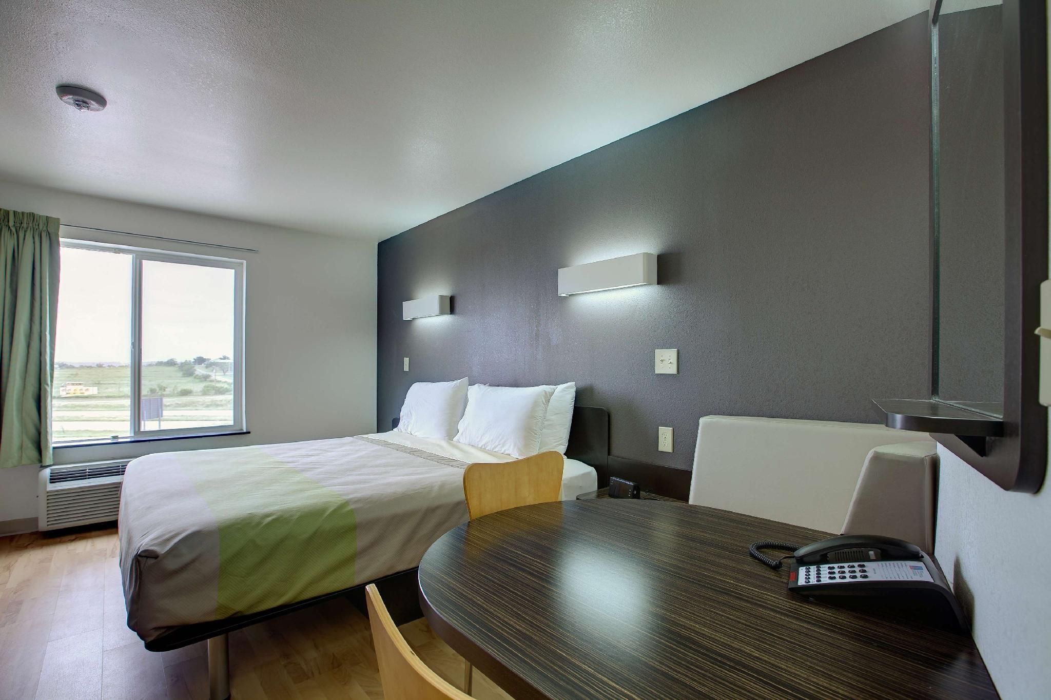 Studio 6  Sweetwater, TX 1 KING BED | ACCESSIBLE, NON-SMOKING