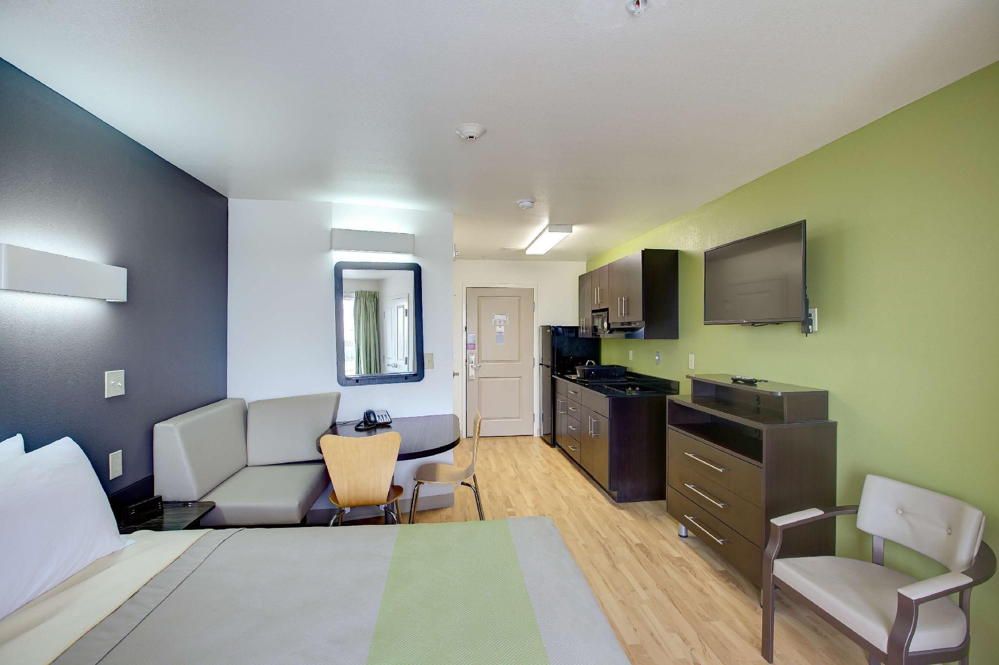 Studio 6  Sweetwater, TX 1 KING BED | ACCESSIBLE, NON-SMOKING 3