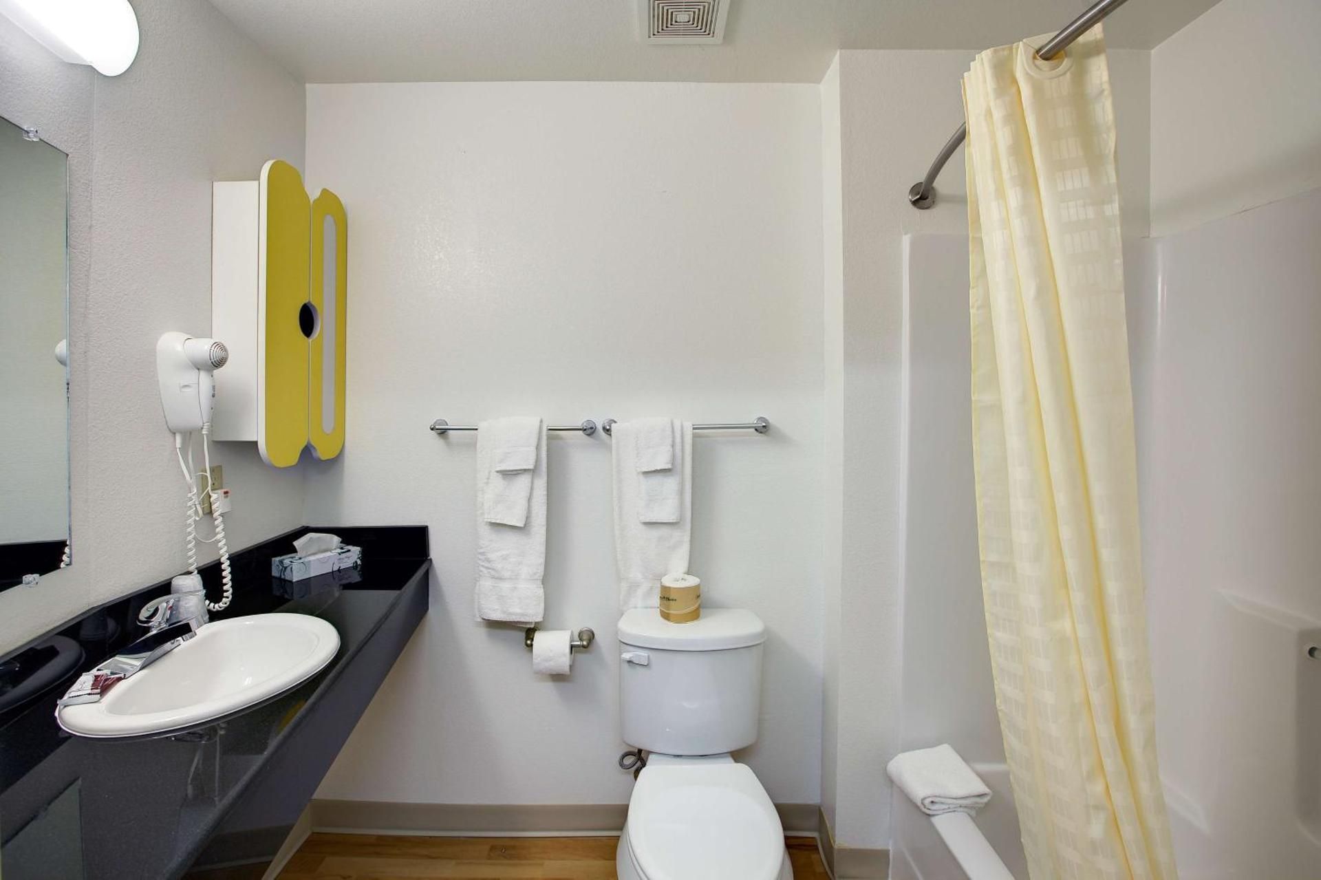 Studio 6  Sweetwater, TX Queen Room with Two Queen Beds - Disability Access - Non-Smoking 3