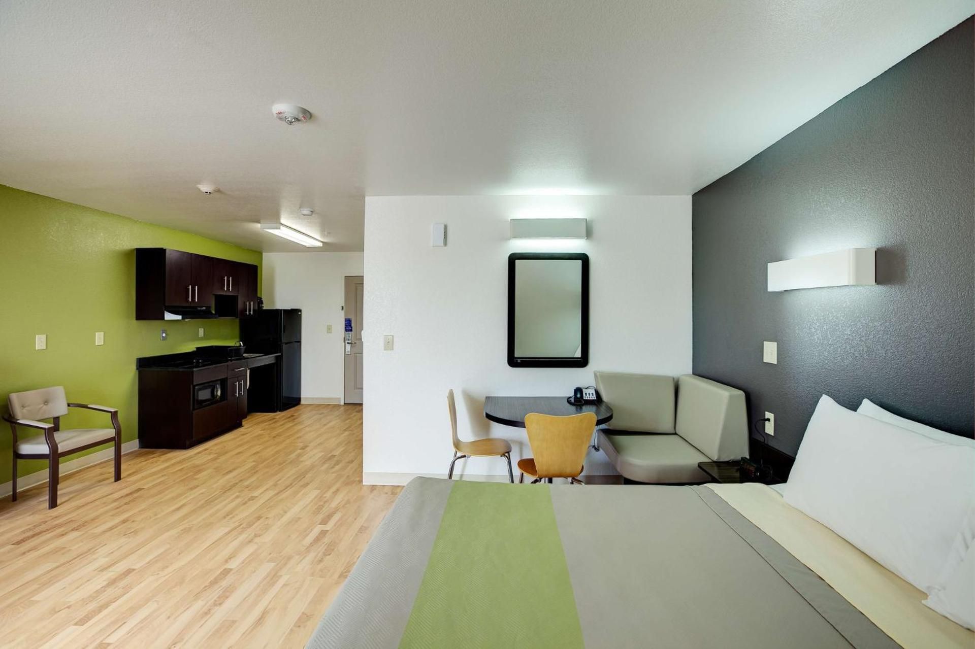 Studio 6  Sweetwater, TX King Room - Disability Access - Non-Smoking 3