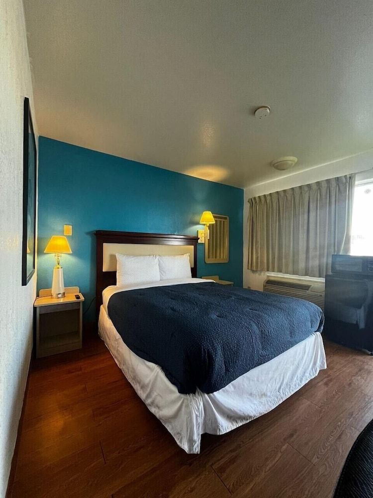 Parkside Inn by PHG - Sweetwater Standard Room, 1 Queen Bed, Non Smoking 4