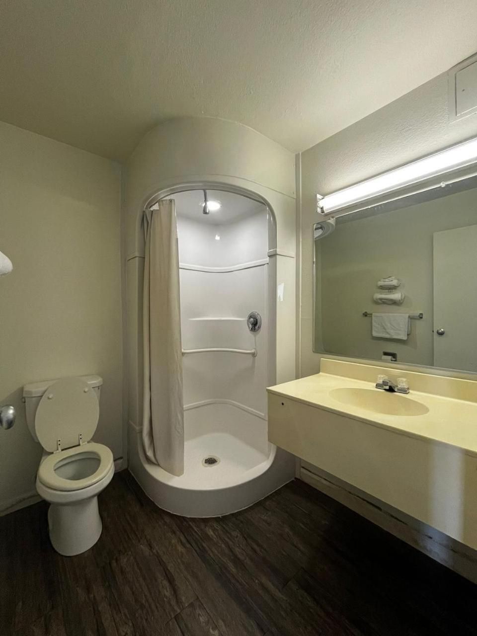 Parkside Inn by PHG - Sweetwater Standard King Room 3