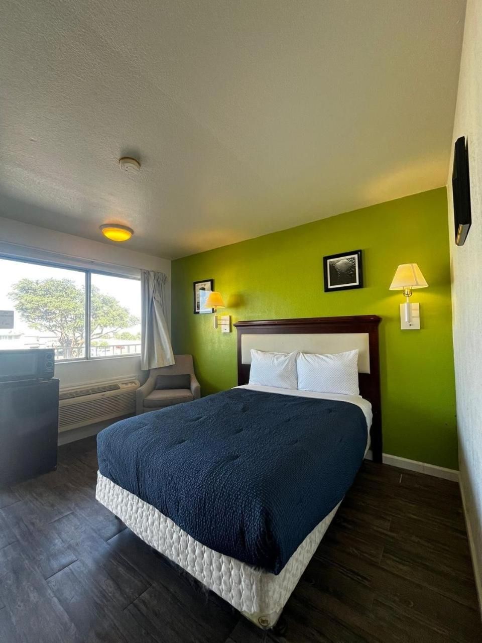 Parkside Inn by PHG - Sweetwater Standard King Room