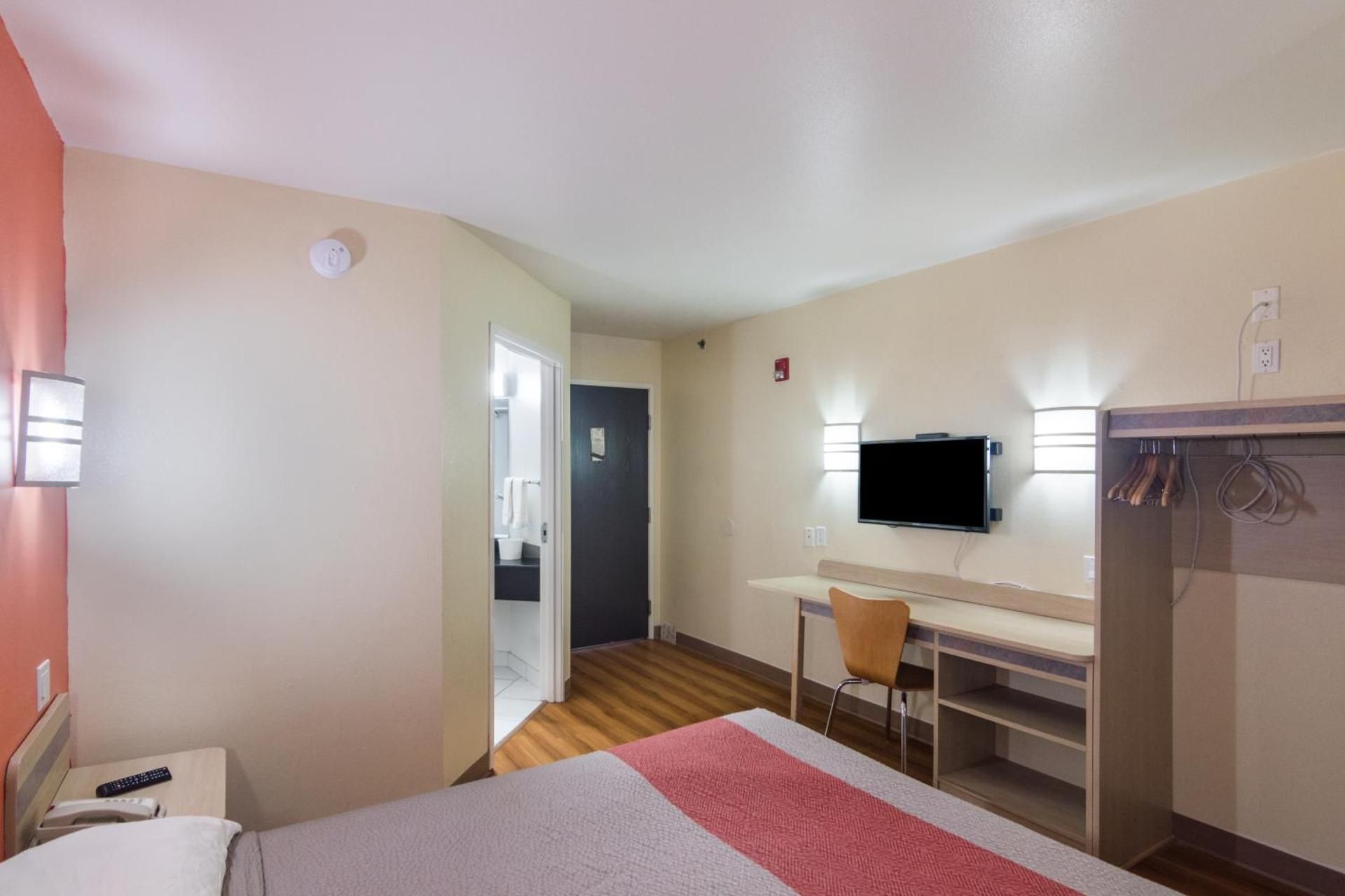 Motel 6 Terrell, TX Queen Room - Disability Access - Roll in Shower 2