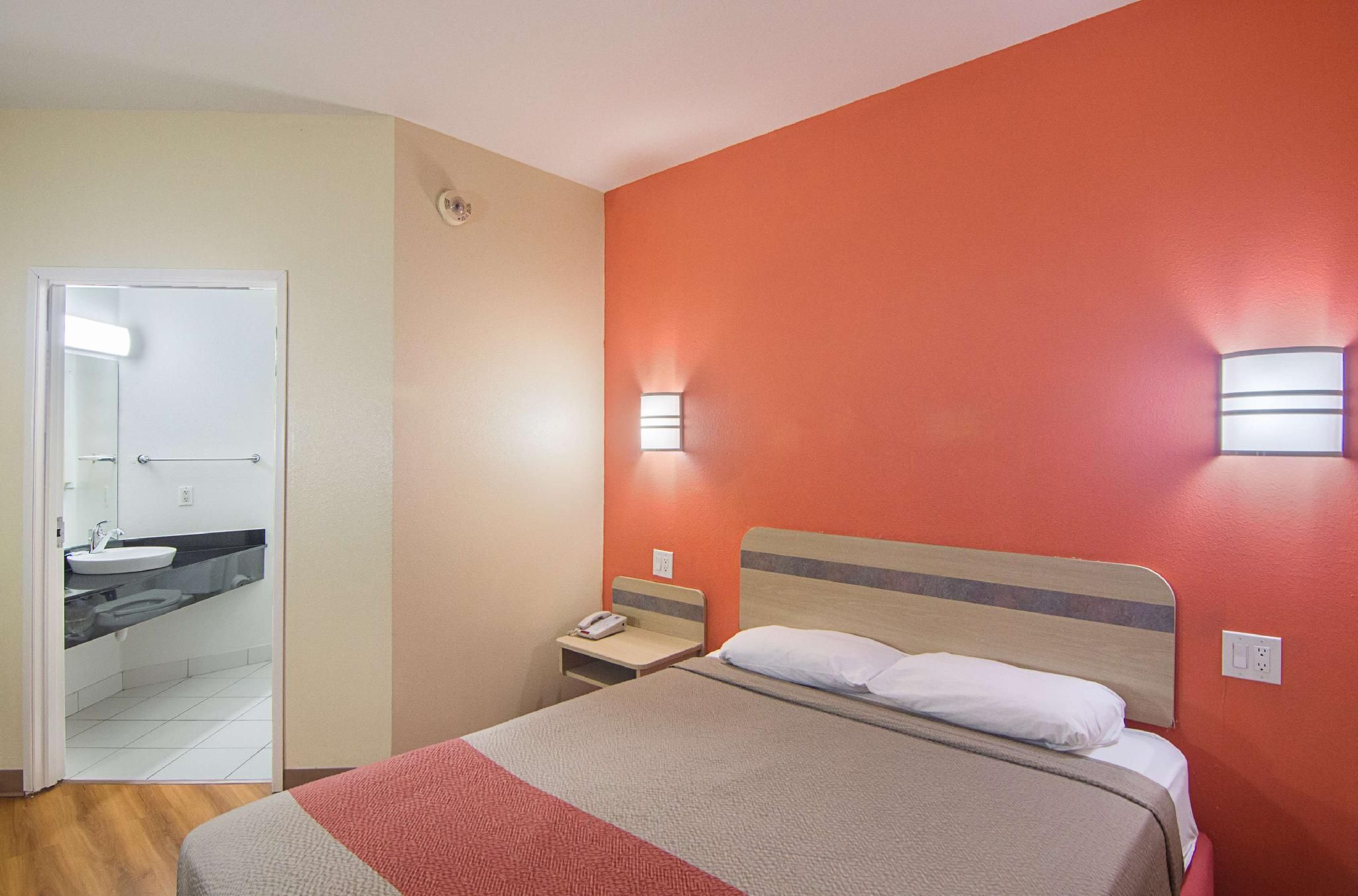 1 Queen Bed | Non-Smoking