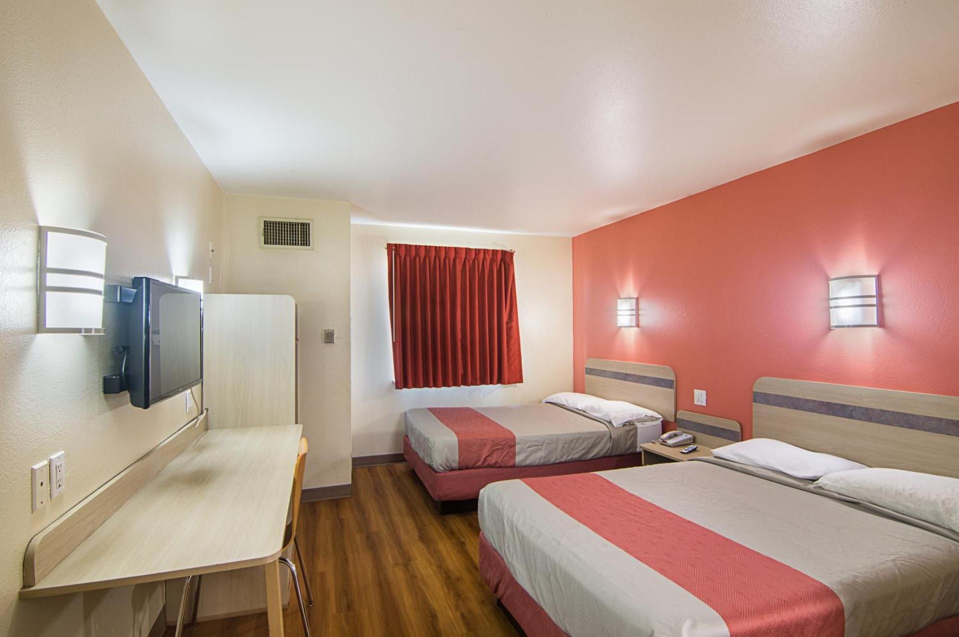 Motel 6 Terrell, TX Deluxe Quadruple Room - Non-Smoking 2