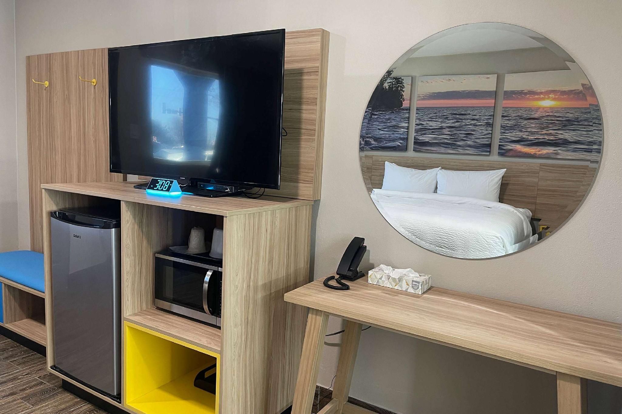 Days Inn by Wyndham Sulphur Springs 2 King Beds, Suite, Non-Smoking