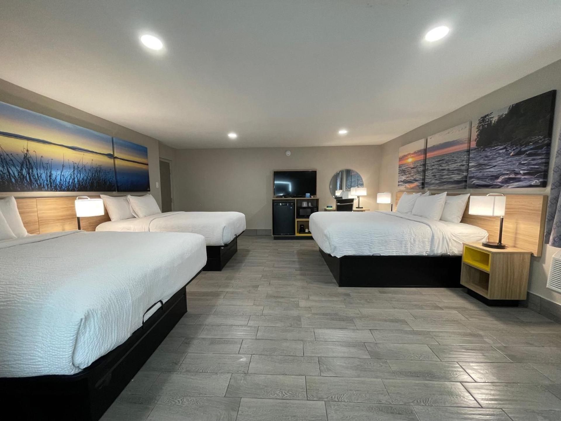 Days Inn by Wyndham Sulphur Springs Suite with Two Queen Beds and One King Bed - Non-Smoking