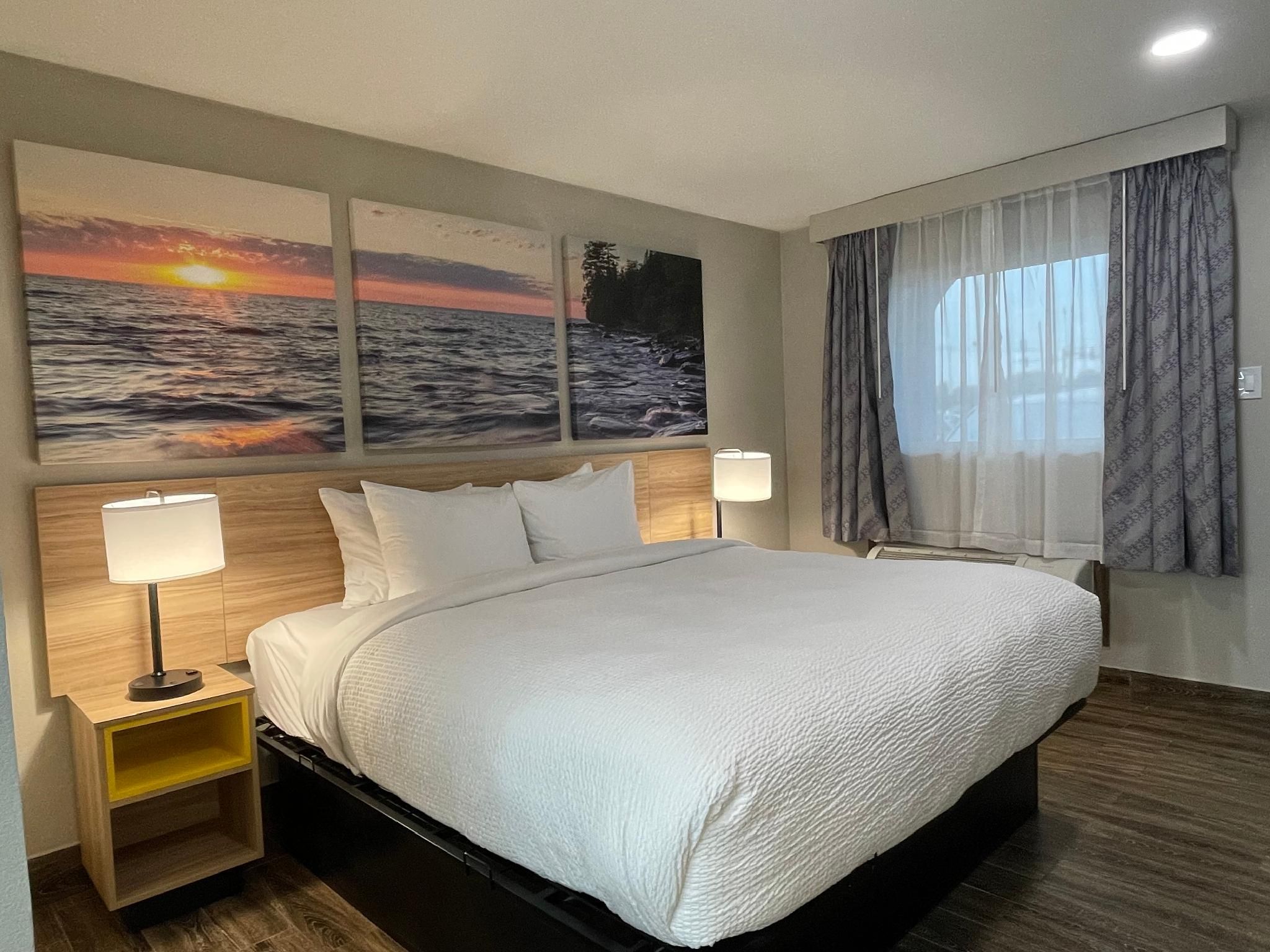 1 King Bed and 2 Queen Beds, 1-Bedroom, Suite, Non-Smoking