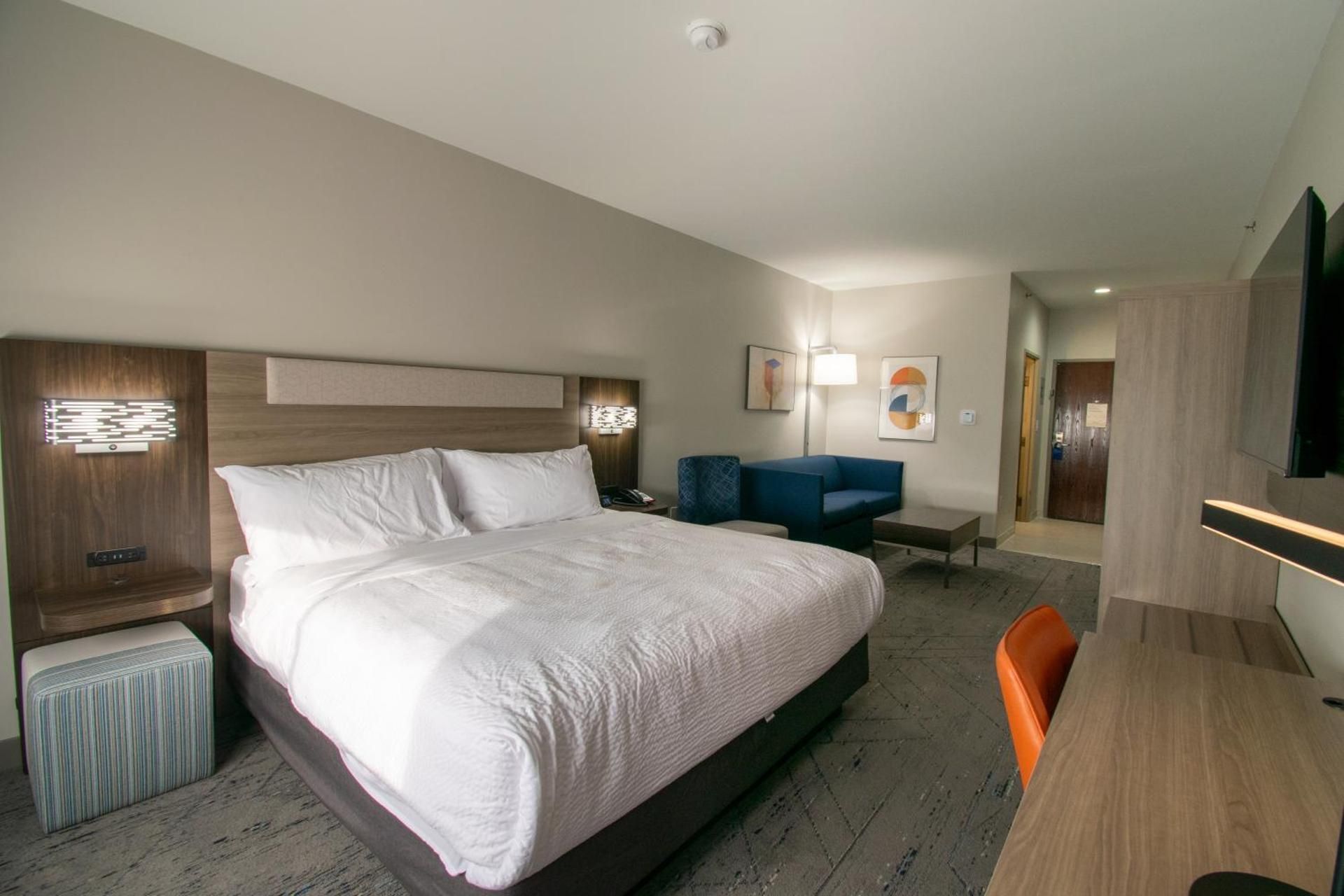 HOLIDAY INN EXPRESS AND SUITES SULPHUR SPRINGS By IHG 1 King Suite 2