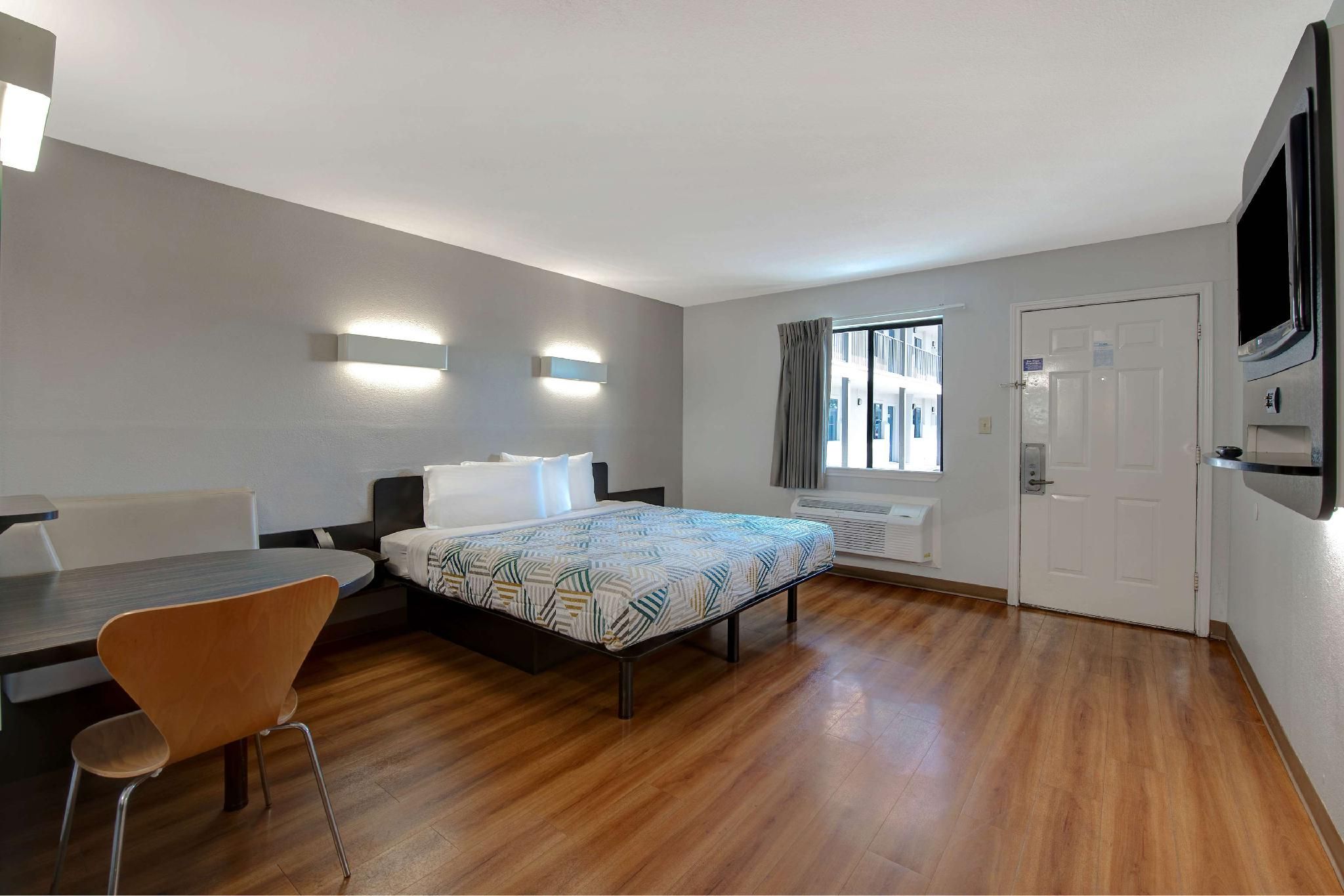 Motel 6 Sulphur Springs, TX 1 King Bed | Non-Smoking 2