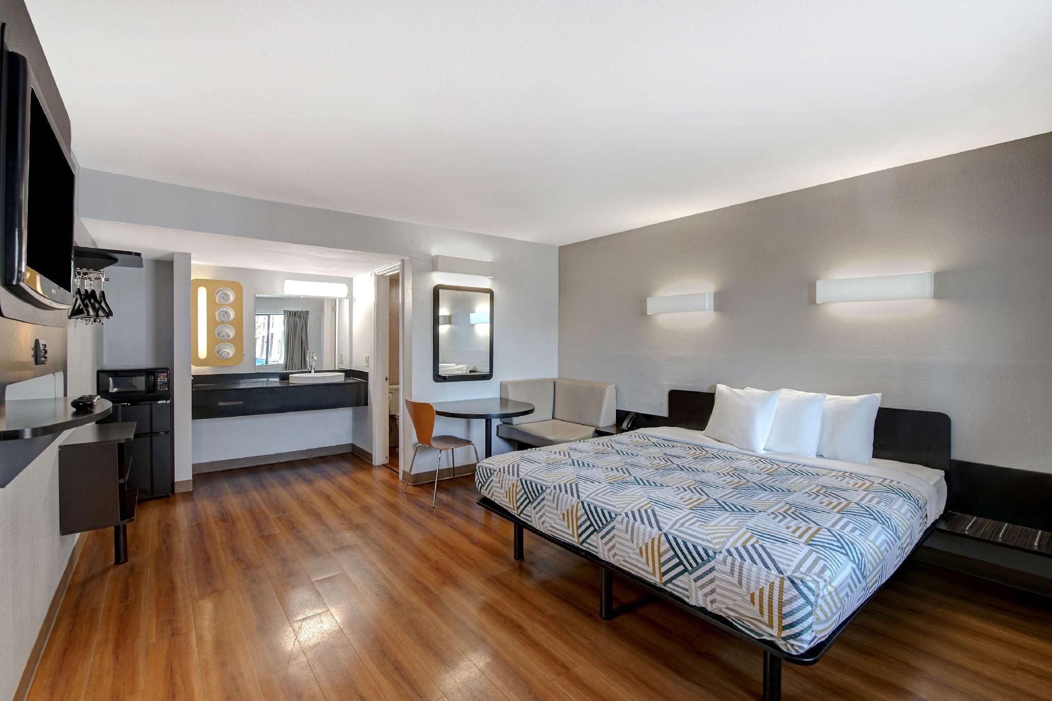 Motel 6 Sulphur Springs, TX 1 King Bed | Non-Smoking