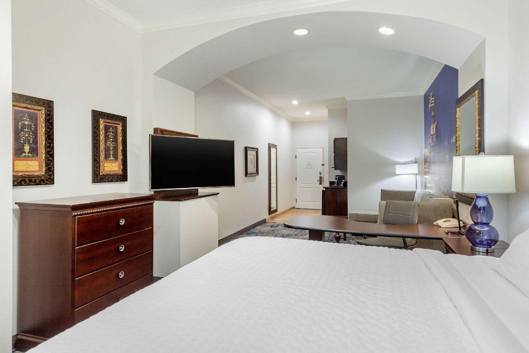 Clarion Pointe Sulphur Springs 1 King Bed, Suite, Nonsmoking