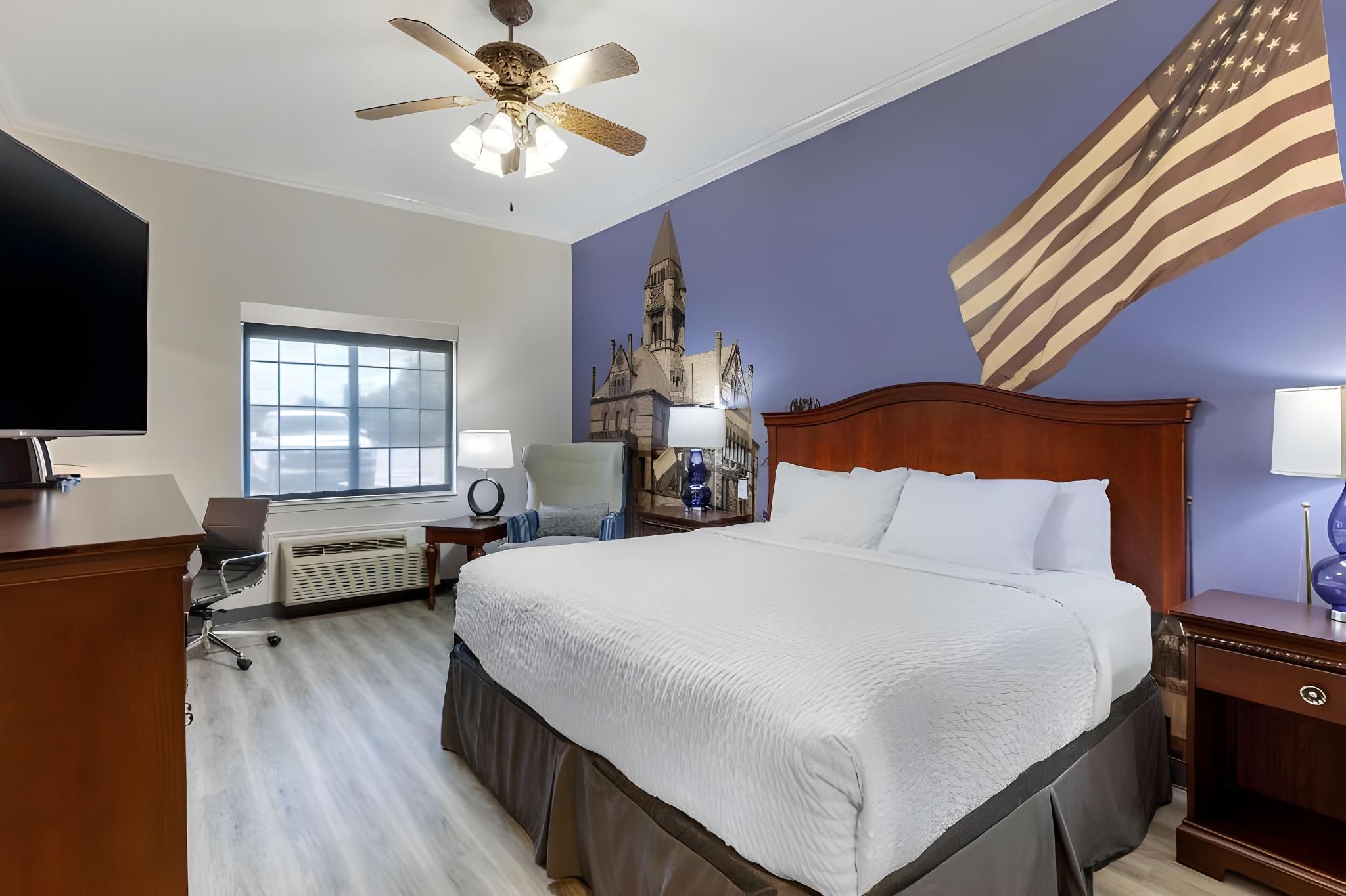 King Room with Roll-in-Shower - Accessible/Non-Smoking