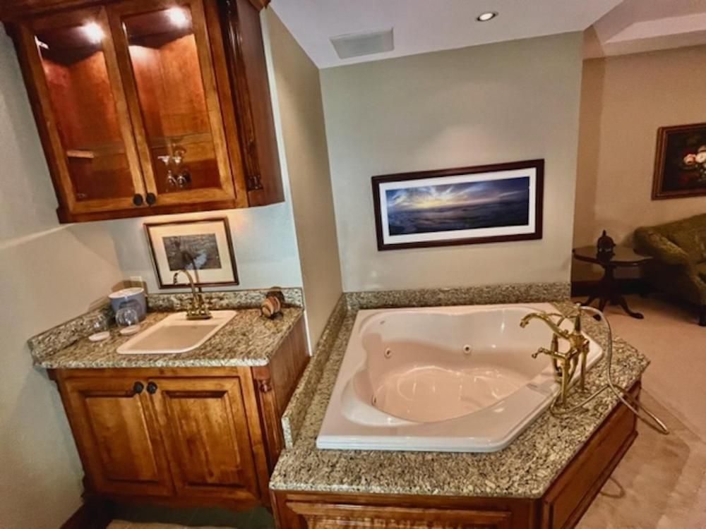 Deluxe Suite with Spa Bath