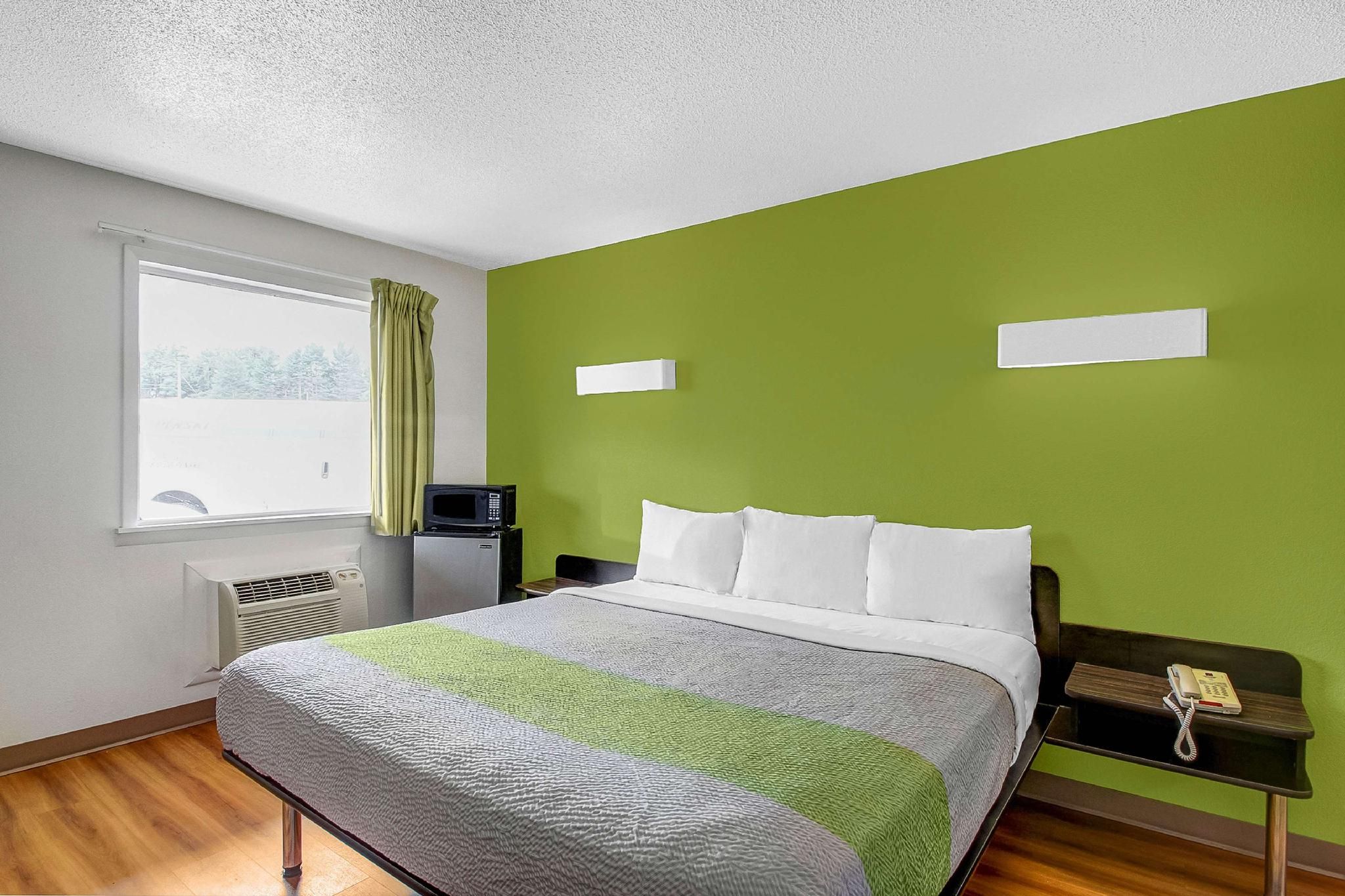 1 KING BED | NSMK, HOT TUB, MICFRIDGE