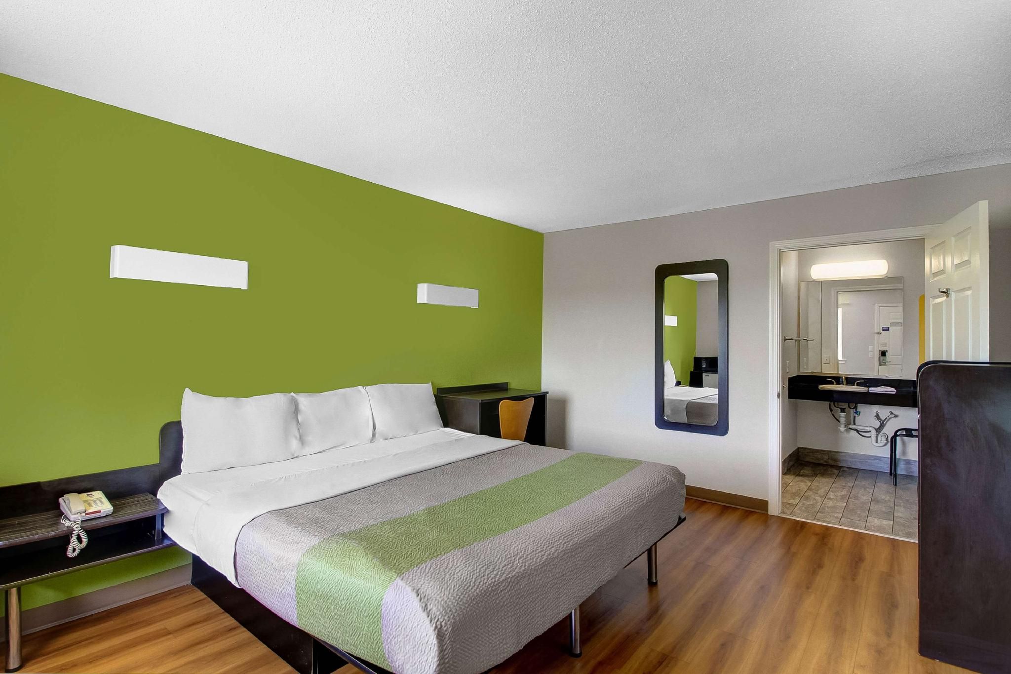 1 KING BED | MOB ACC RI SHWR STE NSMK MICFRIDGE